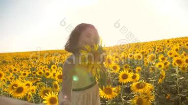 爸爸和女儿沿着田野走着，夕阳下，向日葵牵着手，第一人称的景色。 慢速视频